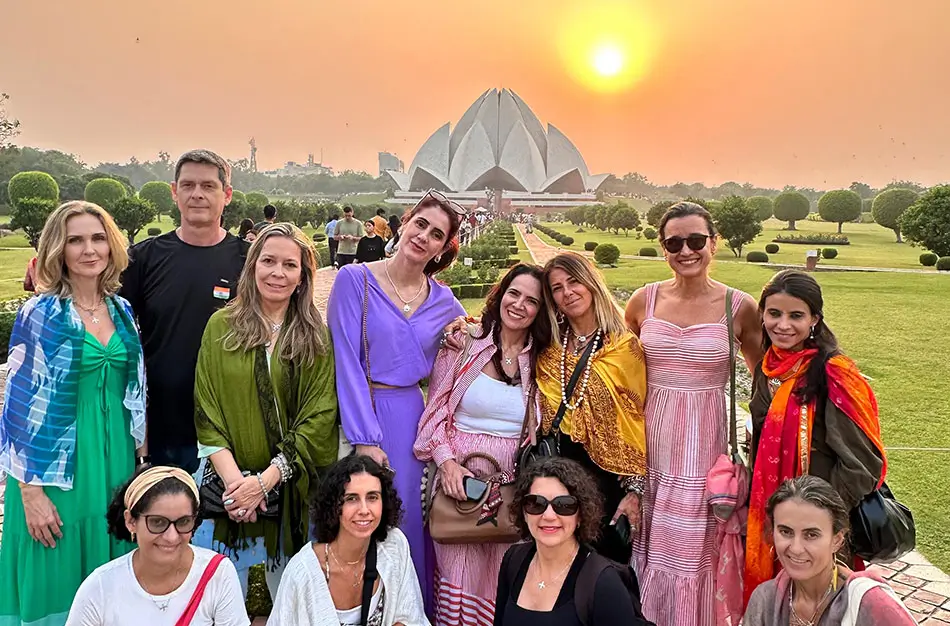 Luxury travel in India for Spanish-speaking travelers featuring the Taj Mahal, Rajasthan palace hotels, private guides, cultural experiences, and premium accommodations.